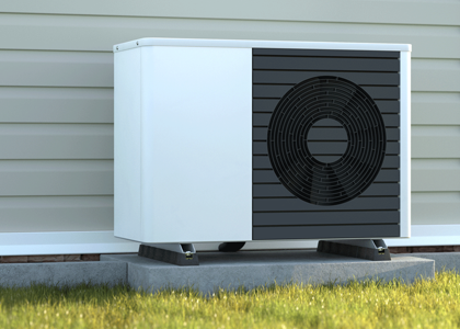 Eine Wärmepumpe an einer Hauswand