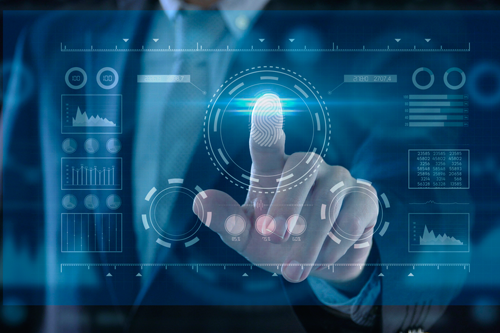 Finger tippt auf ein digitales Display