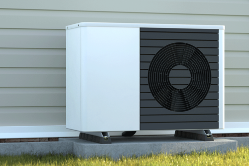 Wärmepumpe vor einem Haus